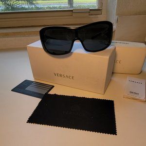 New in Box Black Versace Unisex Sunglasses 4143-B
